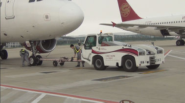 China Direção de quatro rodas do trator seguro do reboque do aeroporto, equipamento à terra do serviço fornecedor